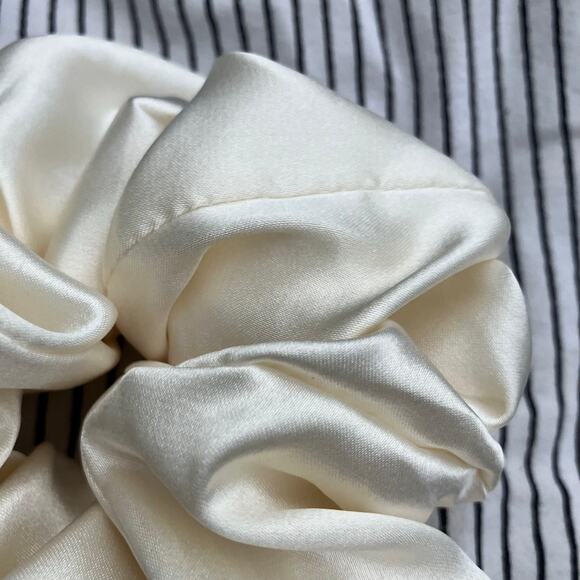 Light gold / champagne satin oversized jumbo scrunchie Urban Outfitters glam - Picture 3 of 5